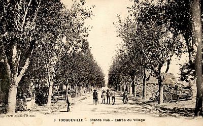 Tocqueville-GrandeRue-EntreeVillage